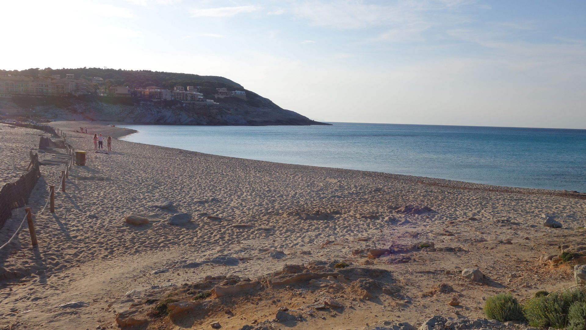 Verlassene Cala Mesquida mit abendlichen Schatten im Sand