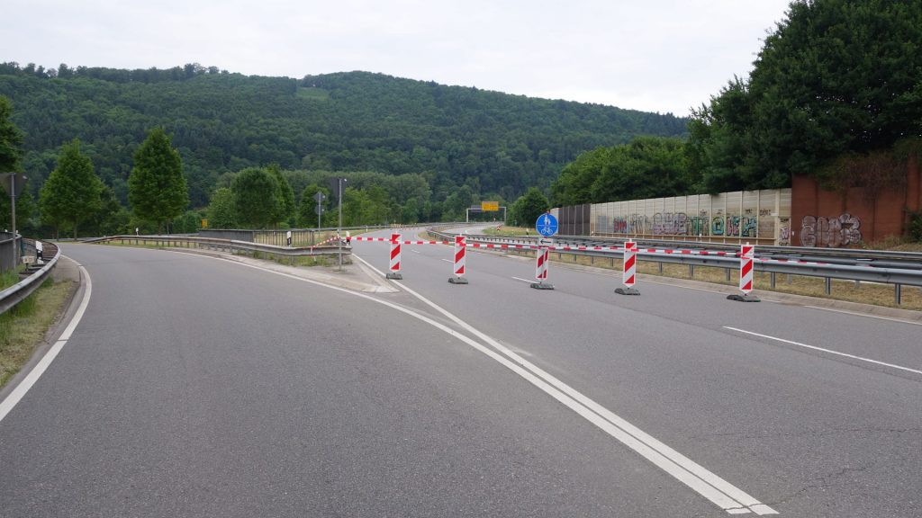 Blick zurück auf B27 (links) und B292 (rechts) vor Mosbach - Sperrung für den autofreien Sonntag!