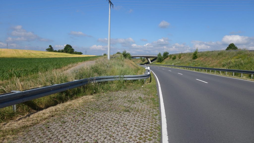 Tschau Wemmershof, ich klettere über die Leitplanke auf die Umgebungsstraße Richtung A81