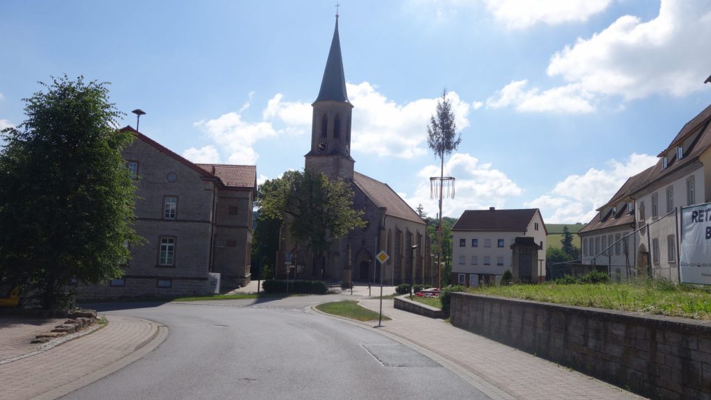 Vor der Kirche in Merchingen - sie zeigt 10 vor 10