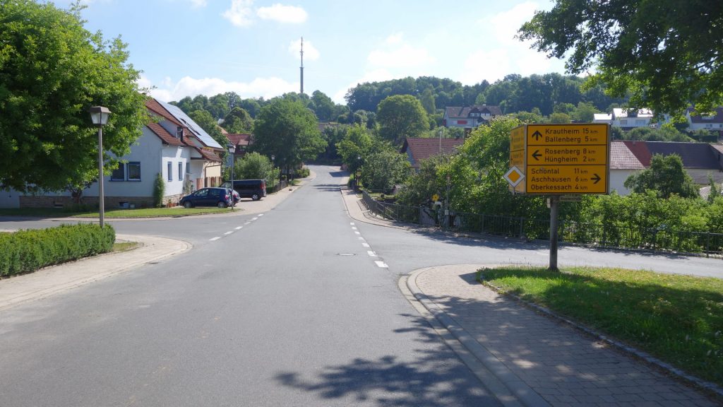 Kreuzung in Merchingen mit dem faszinierenden Vier-Seiten-Schild