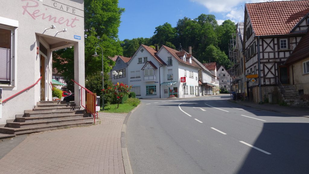 In Widdern an der Einmündung Blick zurück - im Cafe links versor