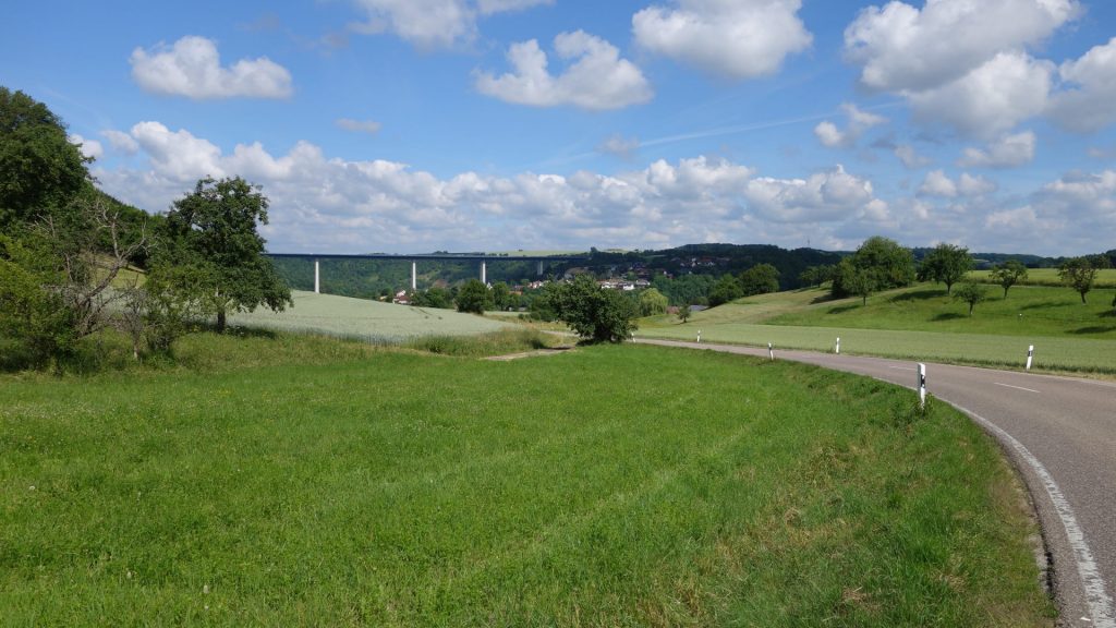 Blick zurück auf Widdern und die Autobahnbrücke