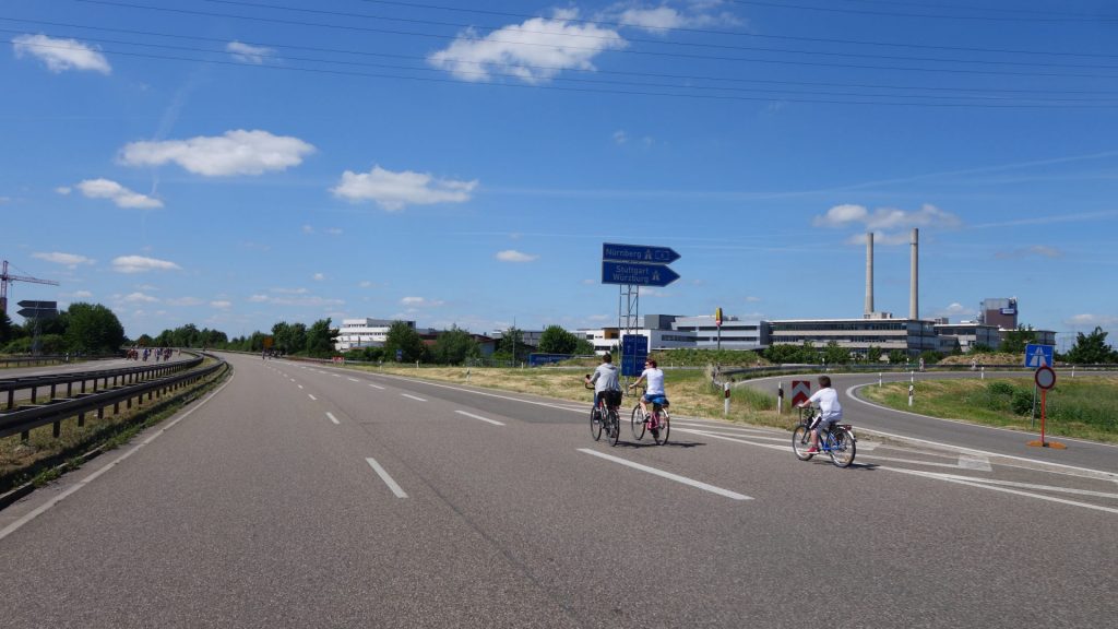 Auf der B27 an der Auffahrt zur A8 - autofreier Sonntag, wir hab