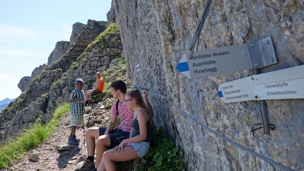 Am Aufstieg zum Hohen Ifen (Nordseite): Halt an einem Felsen