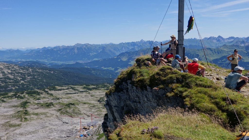 Auf dem Gipfel des Hohen Ifen: Blick auf den Gipfel und nach Norden