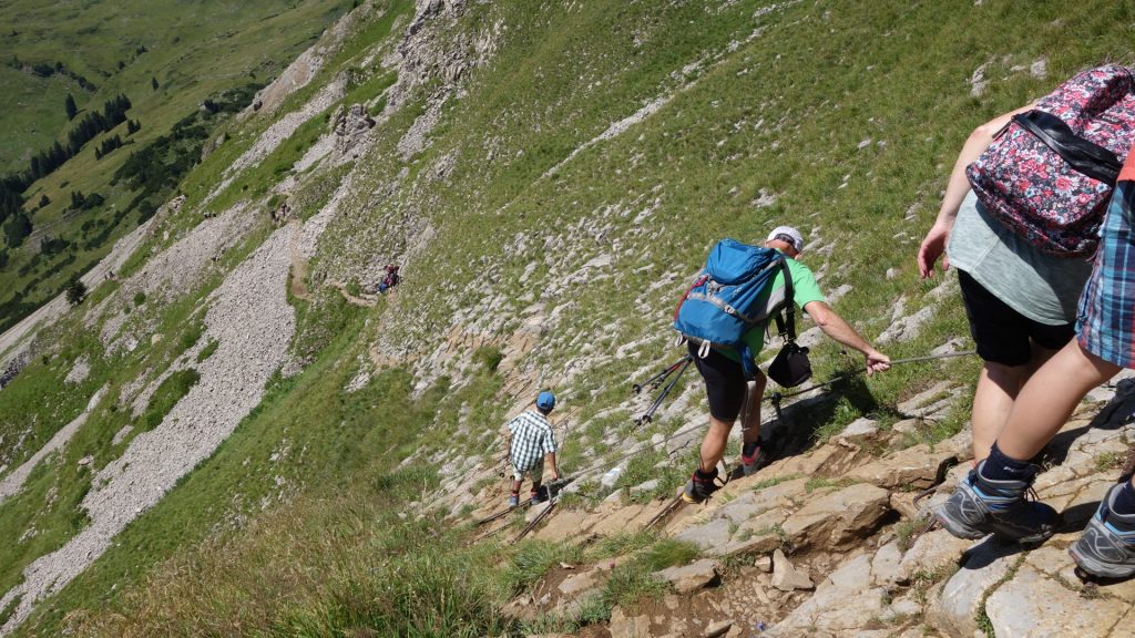 Blick abwärts am Abstieg vom Hohen Ifen an der Schräge mit Tritteisen und Seil