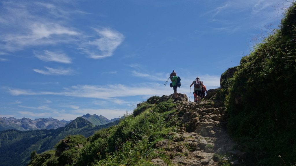Wanderer-Silhouette vor der Bergwelt (bei der Ifersguntenalpe)