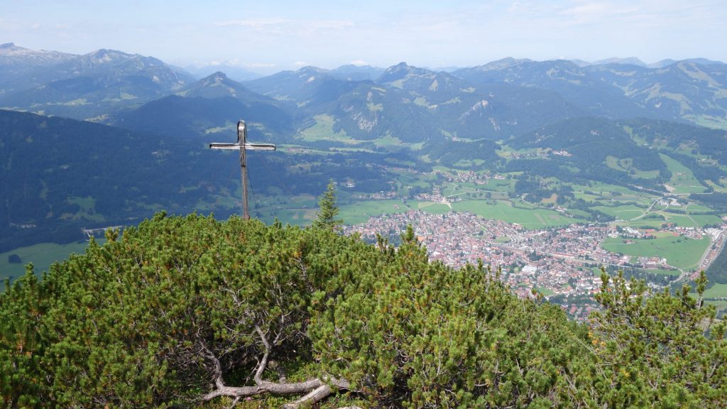 Blick zurück aufs Gipfelkreuz auf dem Schattenberg - aus den &quot;Latschen&quot;
