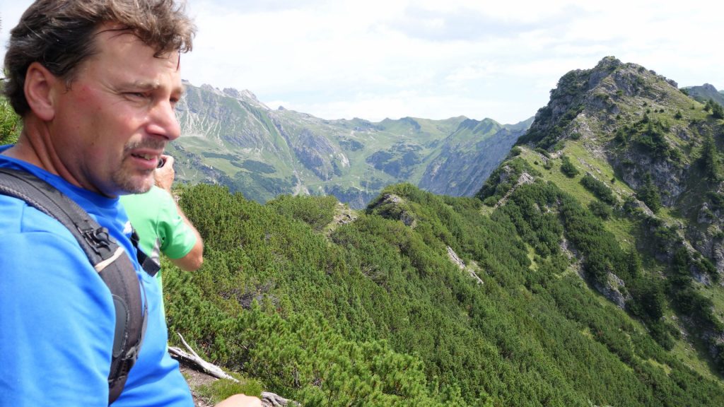 Günther und der Weg auf dem Grat auf dem Schattenberg, im Hintergrund das Nebelhorn (12:00 Uhr)