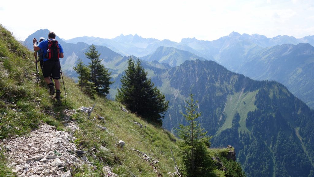 Zwei Wanderer am Schräghang des Schattenbergs