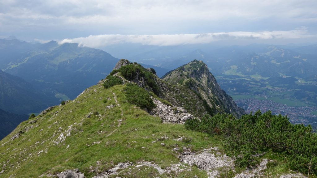 Blick vom Seeköpfel über den Grat Richtung Westen auf Oberstdorf