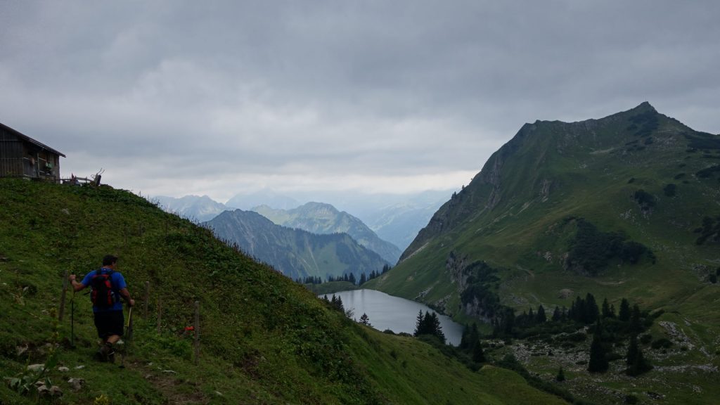 Dunkle Wolken, Wind, aber noch kein Regen - kurz vor der Hintere Seealpe mit Blick Richtung Süden auf den Seealpsee