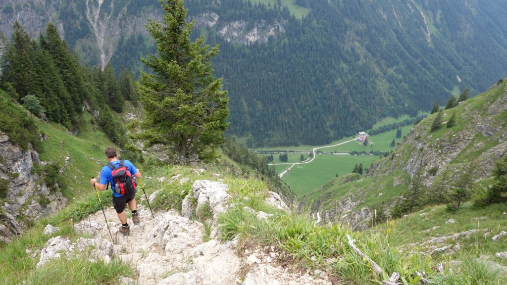 Da wollen wir hin: unten im Tal das Oytalhaus, Günther beim Abstieg