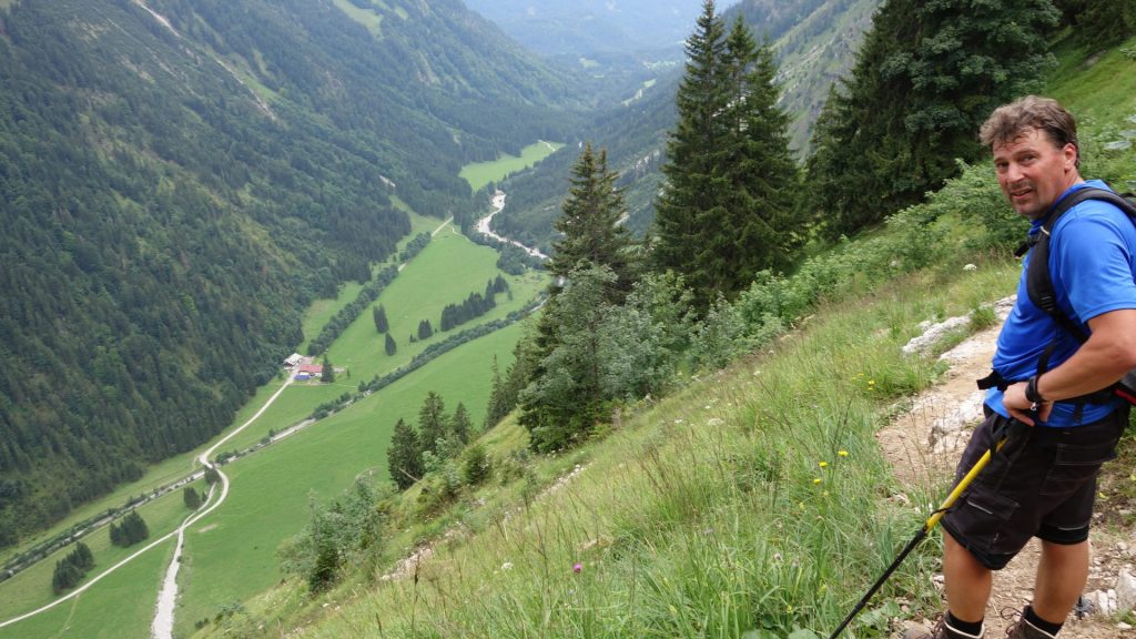 Schön 12 Minuten weiter unten: unten im Tal das Oytalhaus