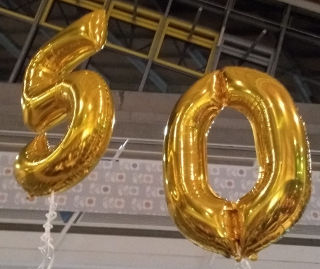 2 Ballone = Zahl 50