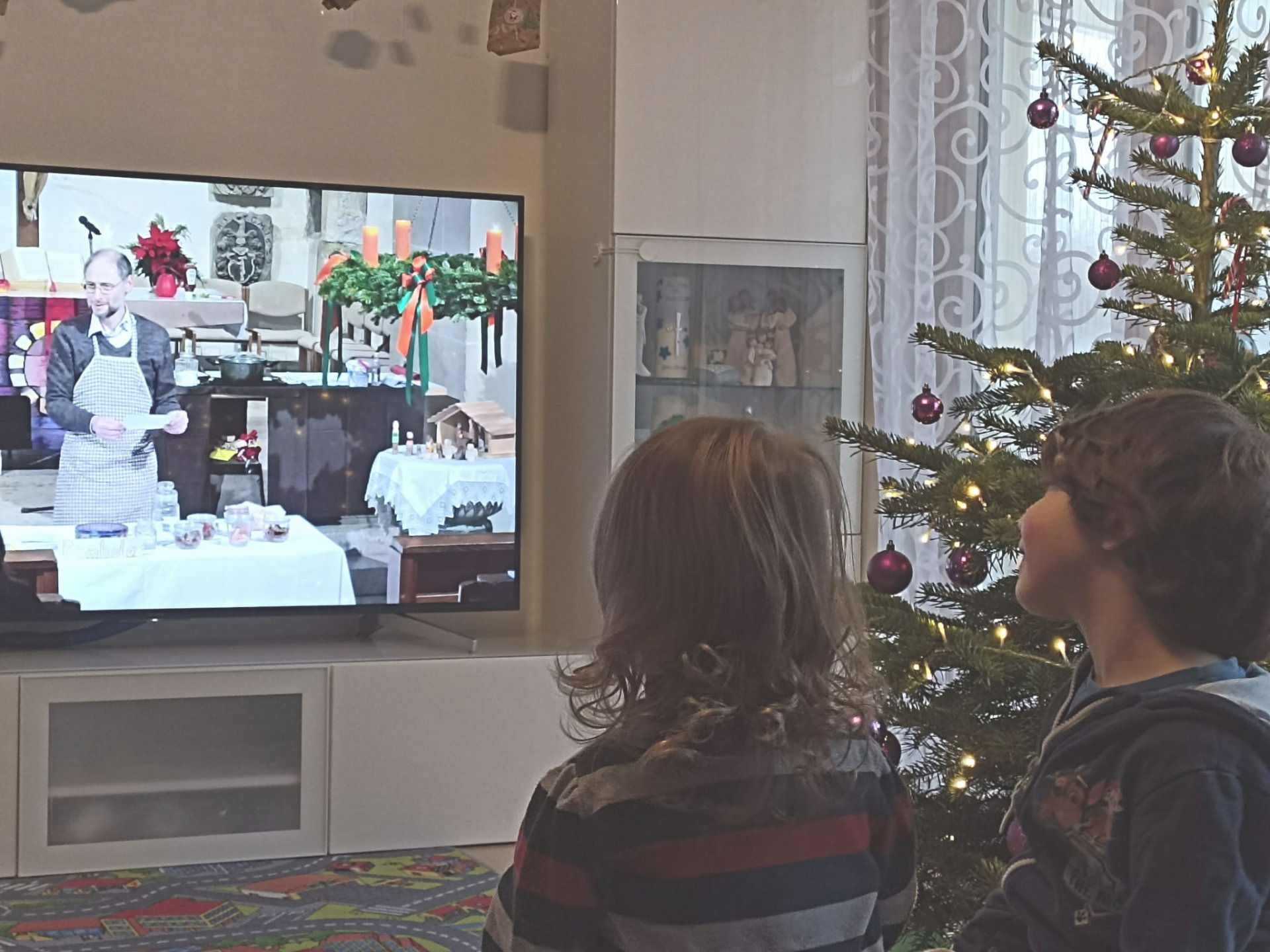 Unsere Enkel Beim Anschauen des Gottesdienstes