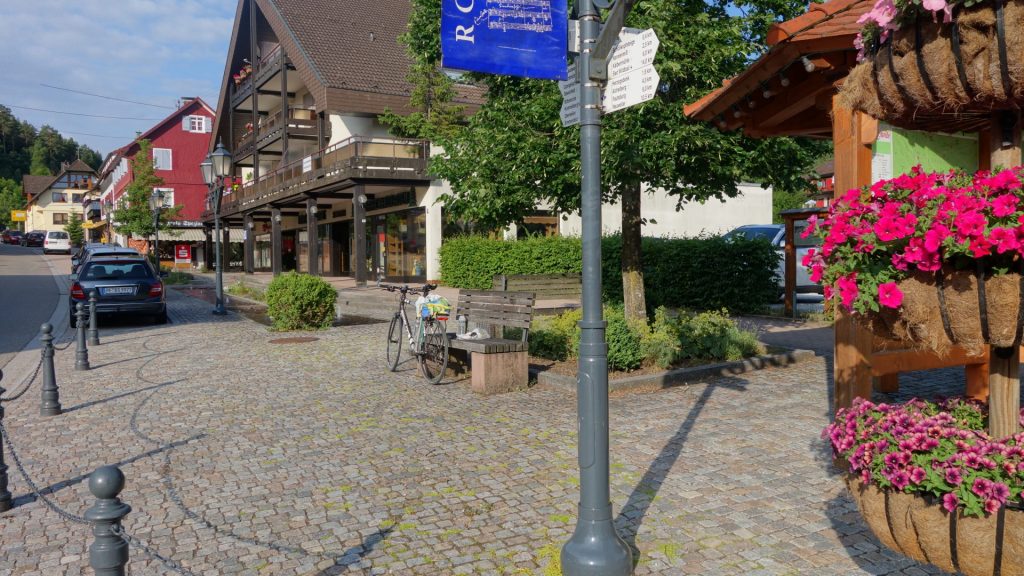 Um 8 Uhr nach 64 km Vesper im sonnigen Enzklösterle