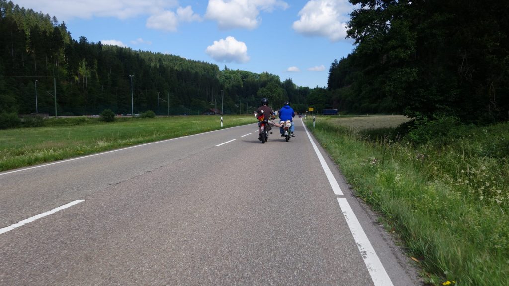 Ein guter Schluss ziert alles - Schiebehilfe bei der Mofahorde vor der Abzweigung nach Seewald 10:19 Uhr